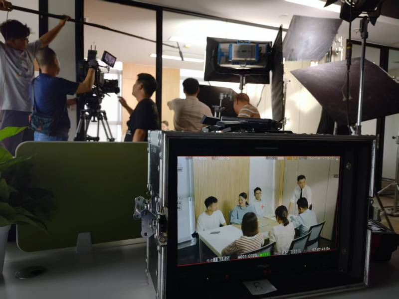 白云区TVC拍摄公司：科技产品视觉化大师，诠释未来感与功能美学